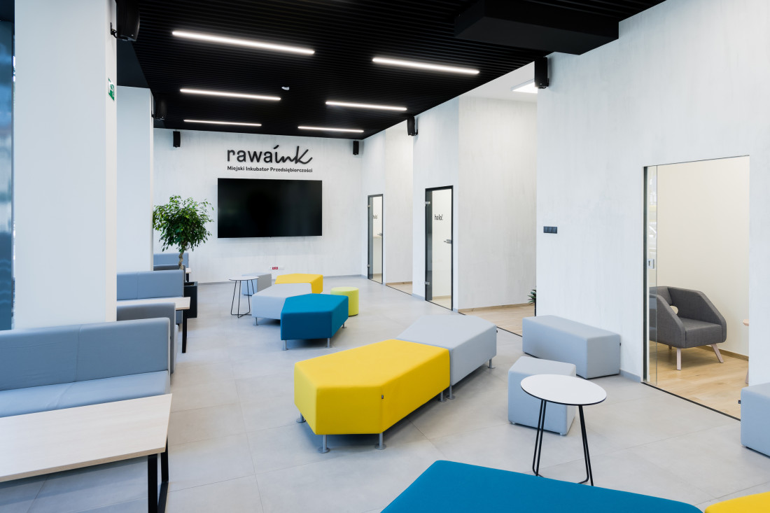 widok przestrzeni biurowej Rawa.ink (fotele, biurka, krzesła)